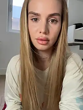 Snapshot of EmiliaCatalina chatting on October 24, 9:33 pm EmiliaCatalina online show from October 24, 9:33 pm