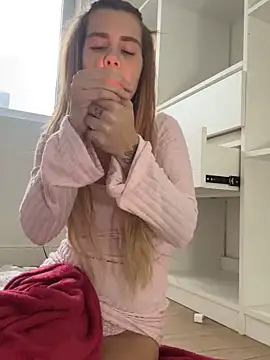 Snapshot of EmiliaCatalina chatting on October 29, 8:32 pm EmiliaCatalina online show from October 29, 8:32 pm