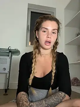 Snapshot of EmiliaCatalina chatting on November 1, 5:09 am EmiliaCatalina online show from November 1, 5:09 am