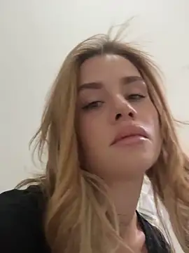 Snapshot of EmiliaCatalina chatting on November 1, 9:17 pm EmiliaCatalina online show from November 1, 9:17 pm