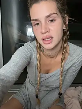 Snapshot of EmiliaCatalina chatting on November 15, 10:37 pm EmiliaCatalina online show from November 15, 10:37 pm