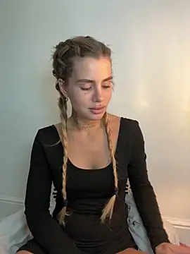 Snapshot of EmiliaCatalina chatting on November 16, 8:36 pm EmiliaCatalina online show from November 16, 8:36 pm