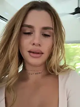 Snapshot of EmiliaCatalina chatting on November 22, 7:46 pm EmiliaCatalina online show from November 22, 7:46 pm