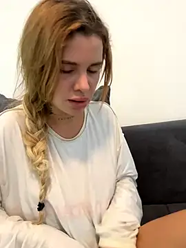 Snapshot of EmiliaCatalina chatting on November 24, 4:51 pm EmiliaCatalina online show from November 24, 4:51 pm