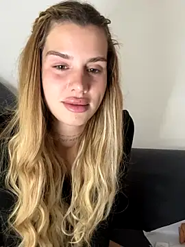 Snapshot of EmiliaCatalina chatting on November 25, 7:58 pm EmiliaCatalina online show from November 25, 7:58 pm