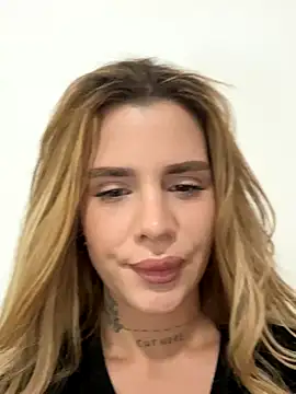 Snapshot of EmiliaCatalina chatting on December 2, 7:31 pm EmiliaCatalina online show from December 2, 7:31 pm