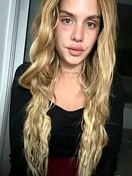 Snapshot of EmiliaCatalina chatting on December 4, 1:15 am EmiliaCatalina online show from December 4, 1:15 am