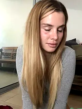 Snapshot of EmiliaCatalina chatting on December 4, 8:28 pm EmiliaCatalina online show from December 4, 8:28 pm