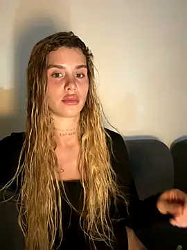 Snapshot of EmiliaCatalina chatting on December 15, 11:42 pm EmiliaCatalina online show from December 15, 11:42 pm