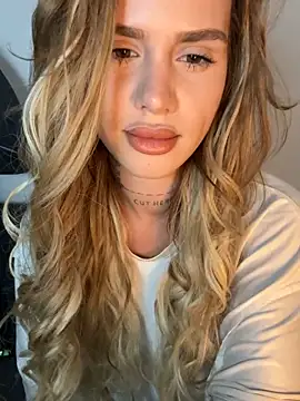 Snapshot of EmiliaCatalina chatting on December 18, 12:27 am EmiliaCatalina online show from December 18, 12:27 am