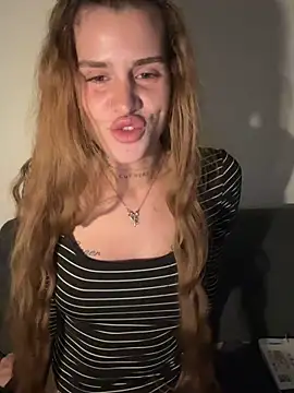 Snapshot of EmiliaCatalina chatting on June 4, 12:05 am EmiliaCatalina online show from June 4, 12:05 am