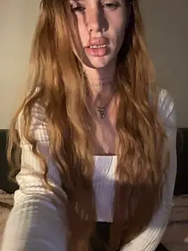 Snapshot of EmiliaCatalina chatting on June 7, 1:32 am EmiliaCatalina online show from June 7, 1:32 am