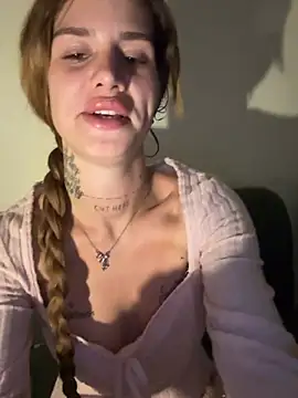 Snapshot of EmiliaCatalina chatting on June 7, 11:19 pm EmiliaCatalina online show from June 7, 11:19 pm