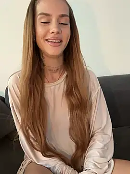 Snapshot of EmiliaCatalina chatting on July 10, 7:05 pm EmiliaCatalina online show from July 10, 7:05 pm