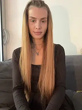 Snapshot of EmiliaCatalina chatting on July 15, 6:02 pm EmiliaCatalina online show from July 15, 6:02 pm