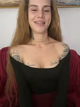 Snapshot of EmiliaCatalina chatting on August 5, 10:44 pm EmiliaCatalina online show from August 5, 10:44 pm