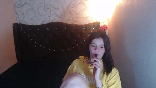 Snapshot of LiaHarryis chatting on March 5, 6:44 am LiaHarryis online show from March 5, 6:44 am