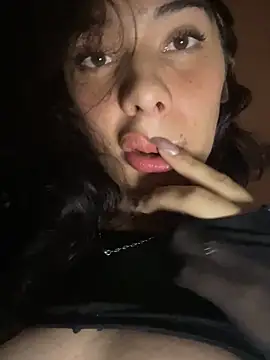 Snapshot of NICOLSKINNY1 chatting on March 6, 2:51 am NICOLSKINNY1 online show from March 6, 2:51 am