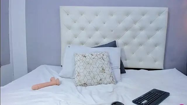 Snapshot of NICOLSKINNY1 chatting on October 6, 9:45 pm NICOLSKINNY1 online show from October 6, 9:45 pm