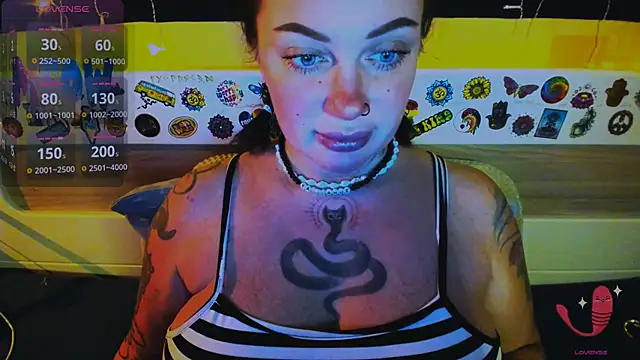 Snapshot of EllieOz chatting on January 6, 3:27 pm EllieOz online show from January 6, 3:27 pm