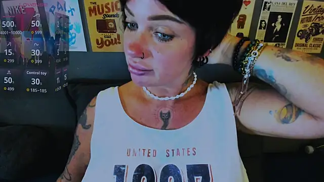 Snapshot of EllieOz chatting on May 30, 2:36 pm EllieOz online show from May 30, 2:36 pm
