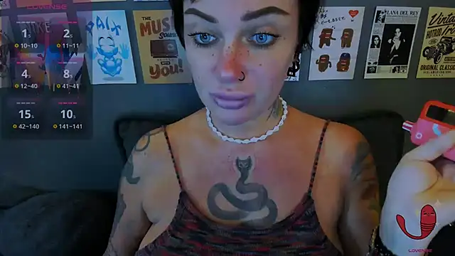 Snapshot of EllieOz chatting on July 7, 2:32 pm EllieOz online show from July 7, 2:32 pm