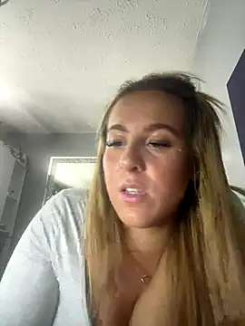 Snapshot of Miss_emilee chatting on September 18, 8:22 pm Miss emilee online show from September 18, 8:22 pm