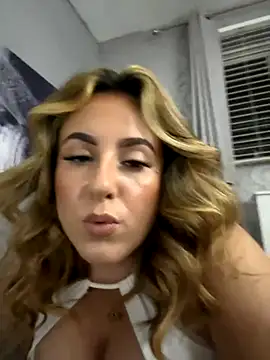 Snapshot of Miss_emilee chatting on October 2, 9:44 pm Miss emilee online show from October 2, 9:44 pm