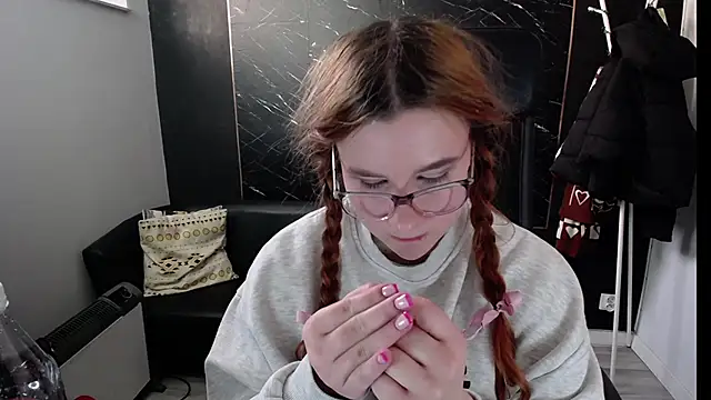 littleviki7 online show from February 13, 7:35 am