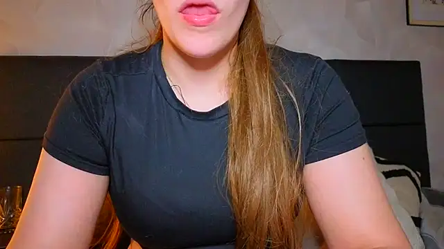 Snapshot of Sweetninaaa chatting on May 25, 7:42 pm Sweetninaaa online show from May 25, 7:42 pm