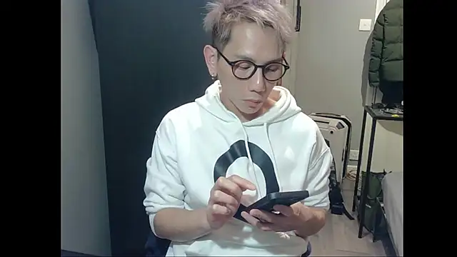 Snapshot of UndreamtM chatting on February 4, 3:18 pm UndreamtM online show from February 4, 3:18 pm