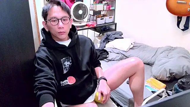 Snapshot of UndreamtM chatting on February 20, 6:59 am UndreamtM online show from February 20, 6:59 am