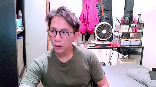 Snapshot of UndreamtM chatting on February 25, 4:27 pm UndreamtM online show from February 25, 4:27 pm