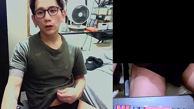 Snapshot of UndreamtM chatting on March 6, 2:35 pm UndreamtM online show from March 6, 2:35 pm