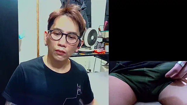 Snapshot of UndreamtM chatting on March 23, 2:21 pm UndreamtM online show from March 23, 2:21 pm