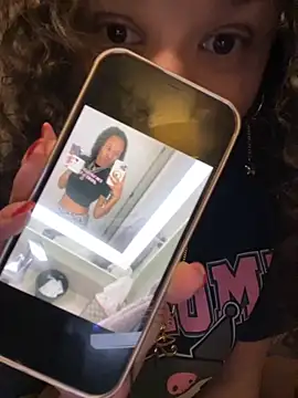 Snapshot of _Neeka_ chatting on October 14, 3:18 am Neeka online show from October 14, 3:18 am