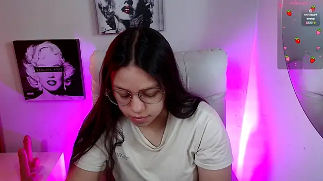 Snapshot of SamanthaRoldaan chatting on December 3, 2:26 pm SamanthaRoldaan online show from December 3, 2:26 pm