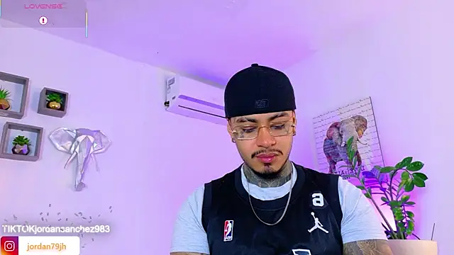 JordanSmiith  online show from April 30, 8:37 pm