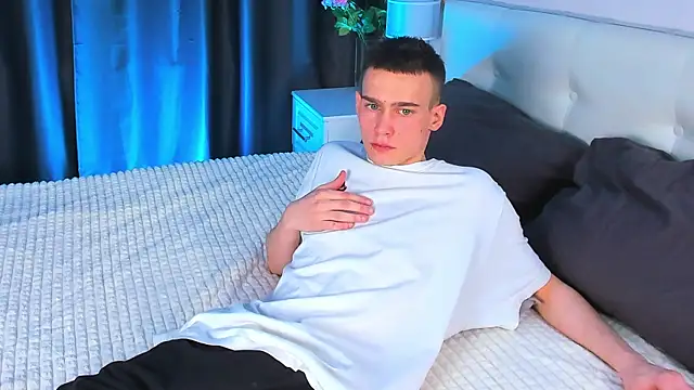 Snapshot of Kevin_Kesi chatting on February 5, 1:11 pm Kevin Kesi online show from February 5, 1:11 pm