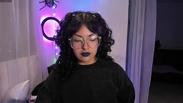 Snapshot of witchviolet chatting on December 30, 12:32 am witchviolet online show from December 30, 12:32 am