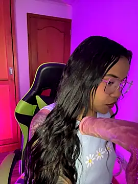 leila 22 online show from November 4, 7:40 am