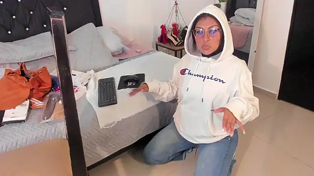 evelynjohnsoon online show from March 6, 12:30 pm