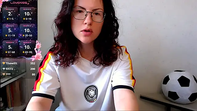 Snapshot of vaders_daughter chatting on June 13, 6:22 am vaders daughter online show from June 13, 6:22 am