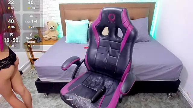 julieth love  online show from October 3, 1:30 pm