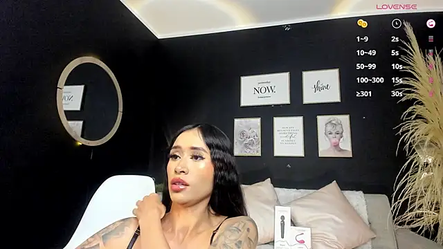 Snapshot of Kim_ev chatting on December 13, 1:33 pm Kim ev online show from December 13, 1:33 pm