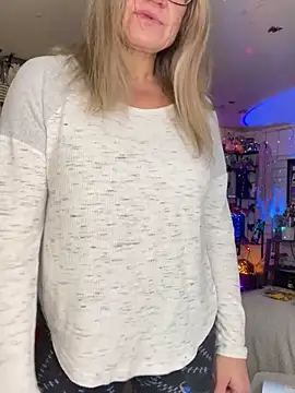 Snapshot of TrenaAnne chatting on February 18, 12:26 am TrenaAnne online show from February 18, 12:26 am