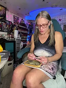 Snapshot of TrenaAnne chatting on February 19, 5:49 pm TrenaAnne online show from February 19, 5:49 pm