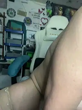 Snapshot of TrenaAnne chatting on March 6, 11:31 pm TrenaAnne online show from March 6, 11:31 pm