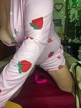 Snapshot of TrenaAnne chatting on November 5, 4:18 pm TrenaAnne online show from November 5, 4:18 pm