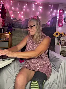 Snapshot of TrenaAnne chatting on June 26, 2:21 pm TrenaAnne online show from June 26, 2:21 pm
